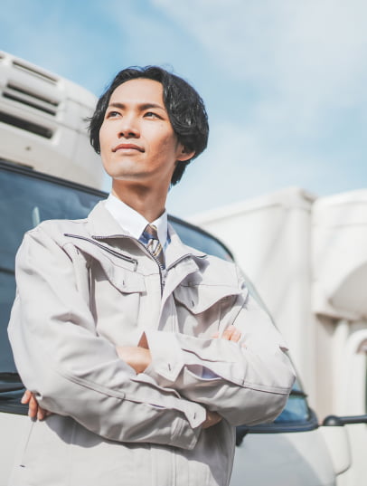 腕を組む男性の作業員